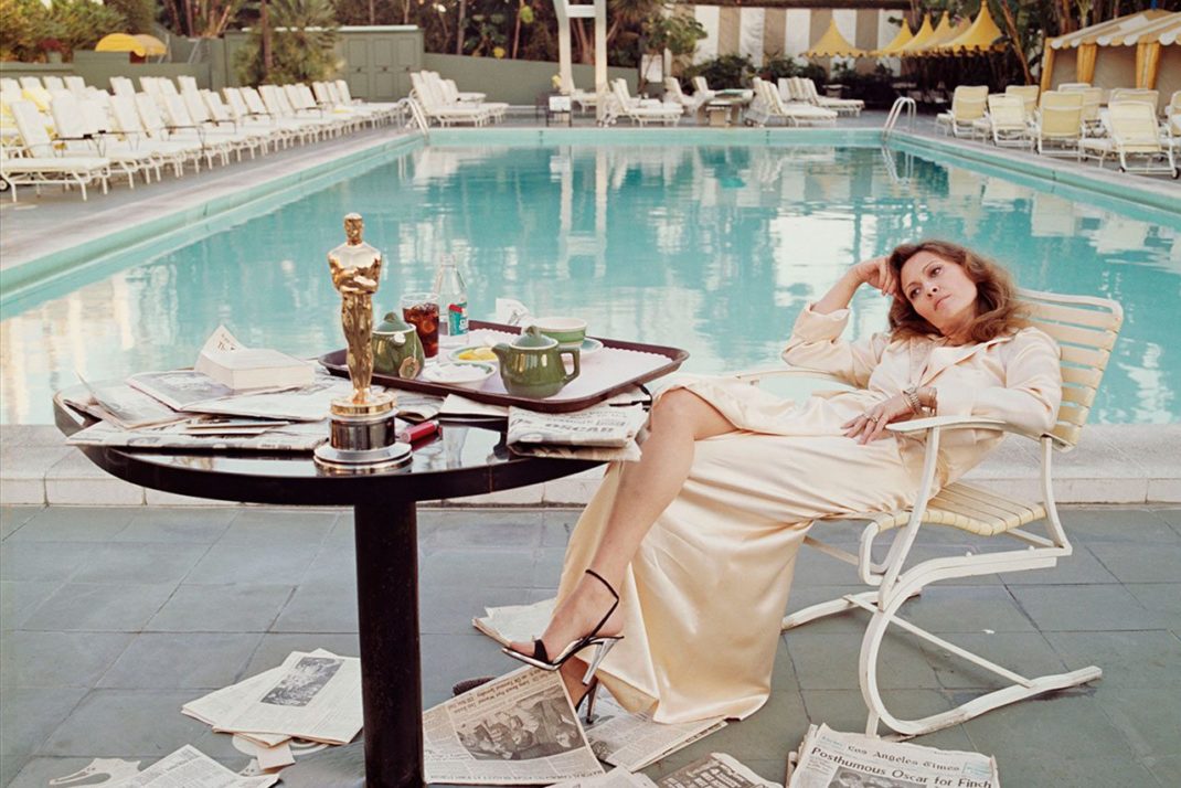 Faye Dunaway Oscar Award c Terry O'Neill