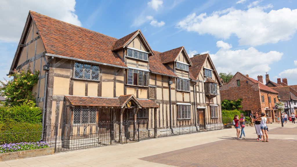  Shakespeare's Birthplace is a restored 16th-century half-timbered house situated in Henley Street, Stratford-upon-Avon, Warwickshire, England. It is believed William Shakespeare was born here in 1564 and also spent his childhood years here.