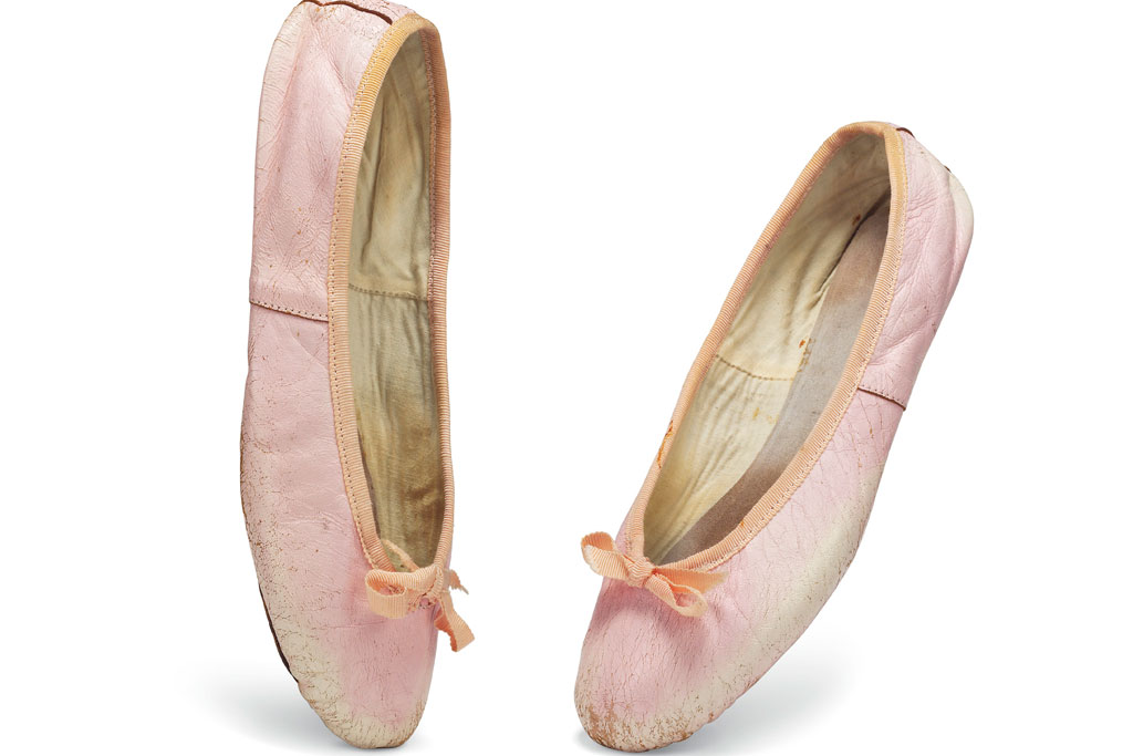 A PAIR OF PALE PINK LEATHER BALLET PUMPS CIRCA 1960-1970 Trimmed with pink Petersham ribbon Estimate £1,500 - 2,500 