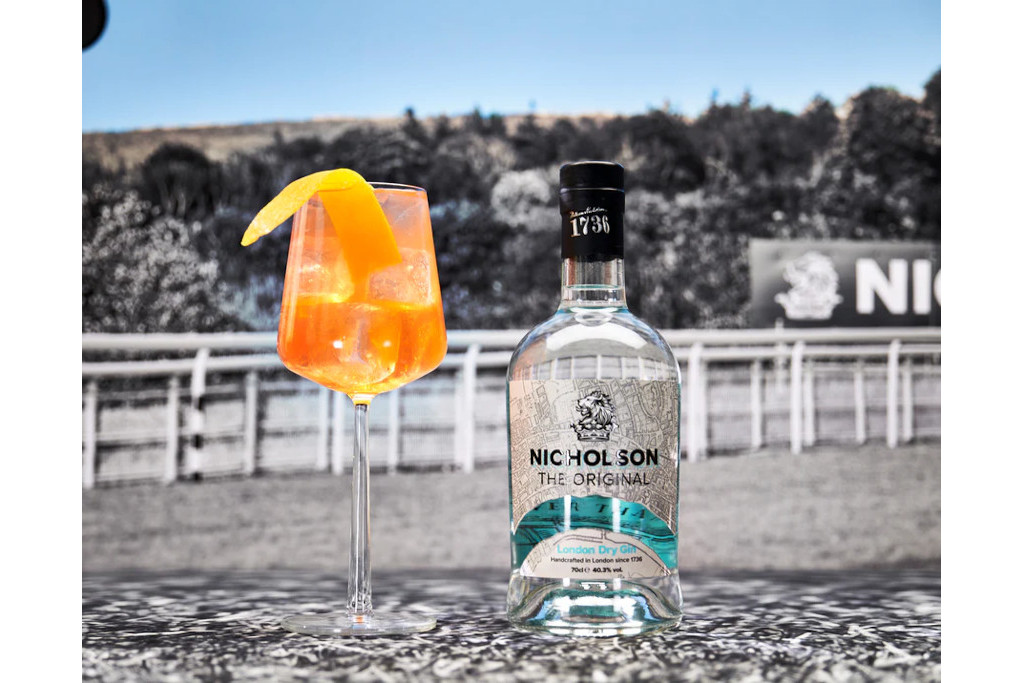 Bottle of Nicholson Gin next to a cocktail with a racecourse in the backgorund