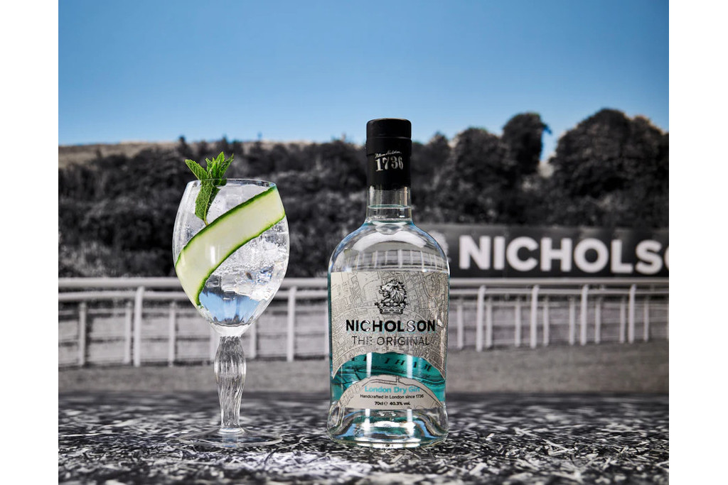 Bottle of Nicholson Gin next to a cocktail with a racecourse in the backgorund