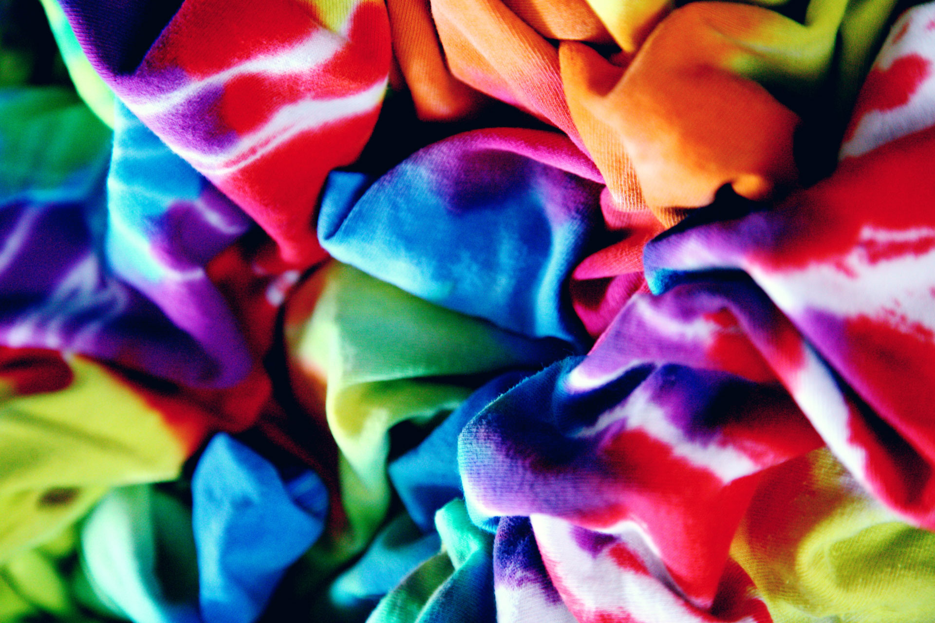 tie dye Photo by Sharon McCutcheon on Unsplash