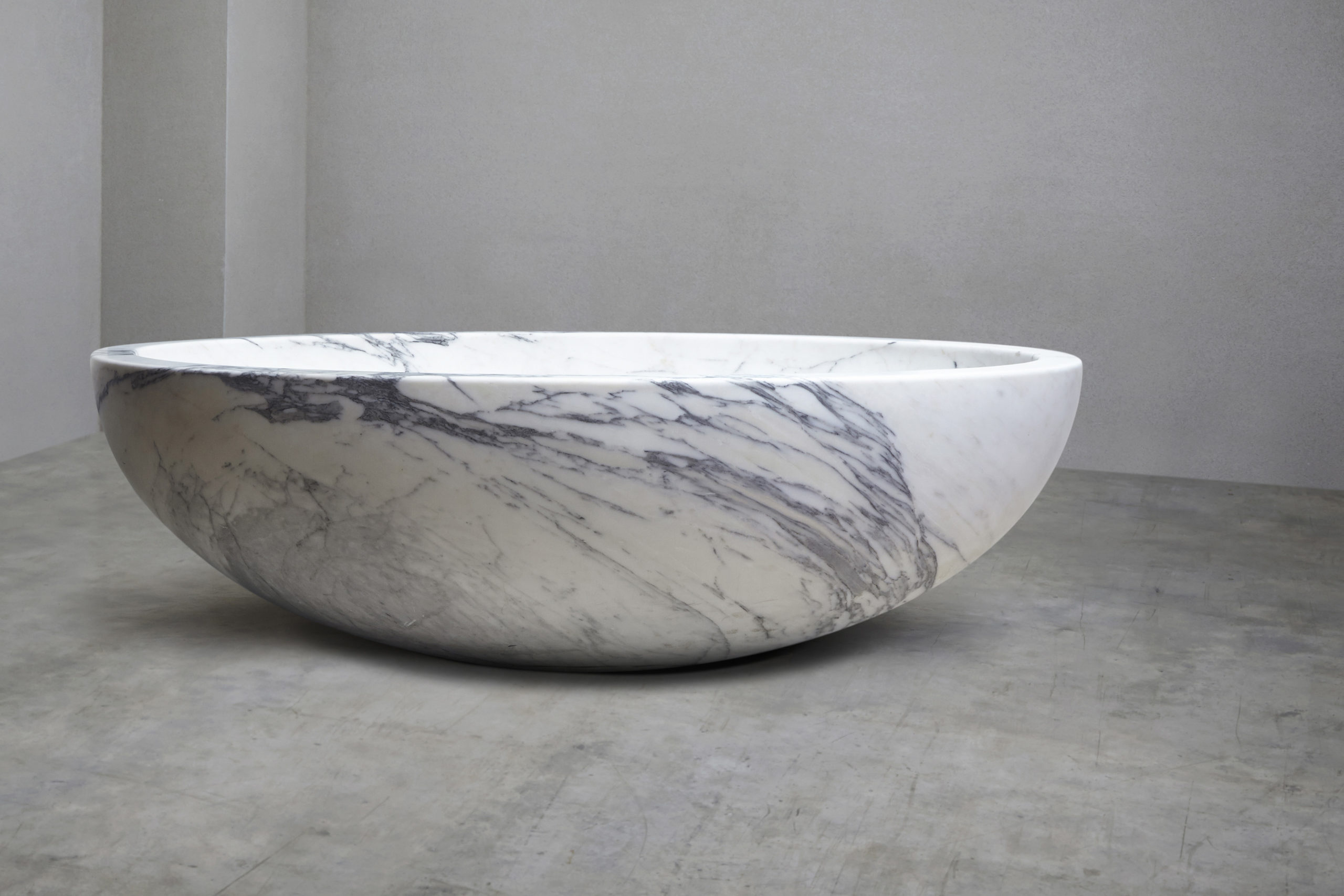 Lapicida marble bath