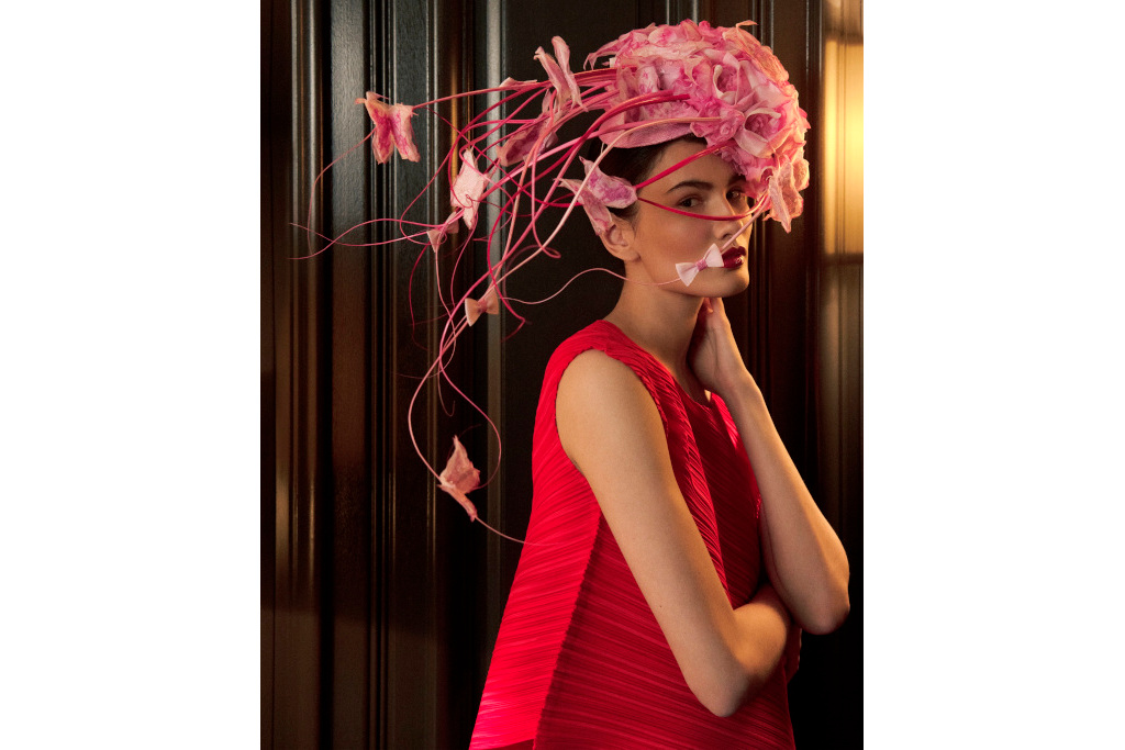 Model in pink floral hat