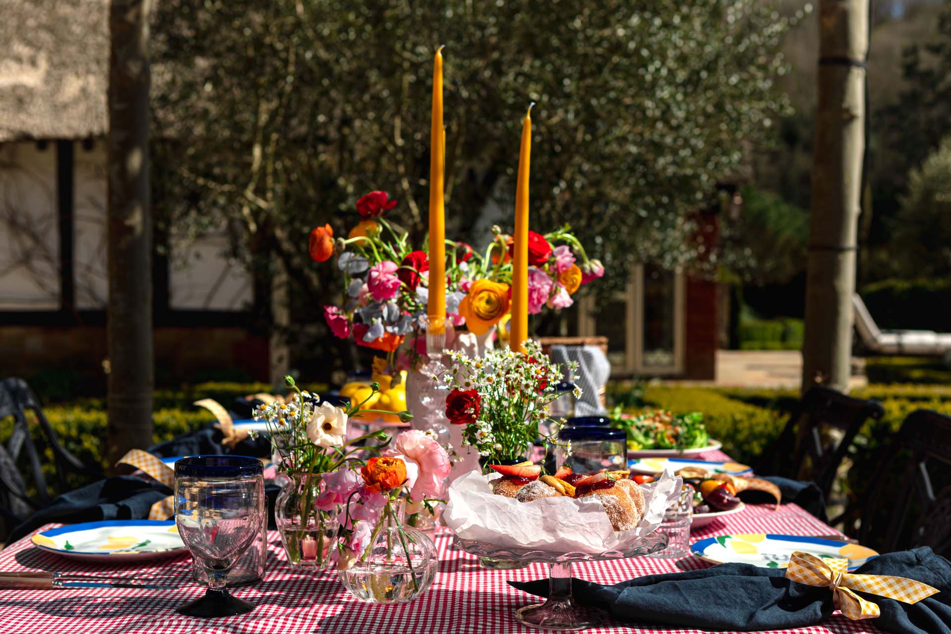 Karen Koramshai orange tablescape