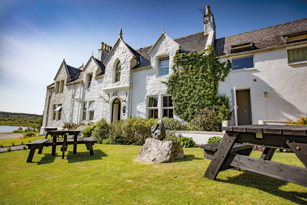 exterior of kinloch lodge