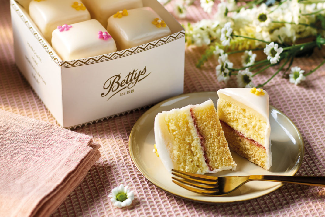 Daisy Fondant Fancies Box of 4
