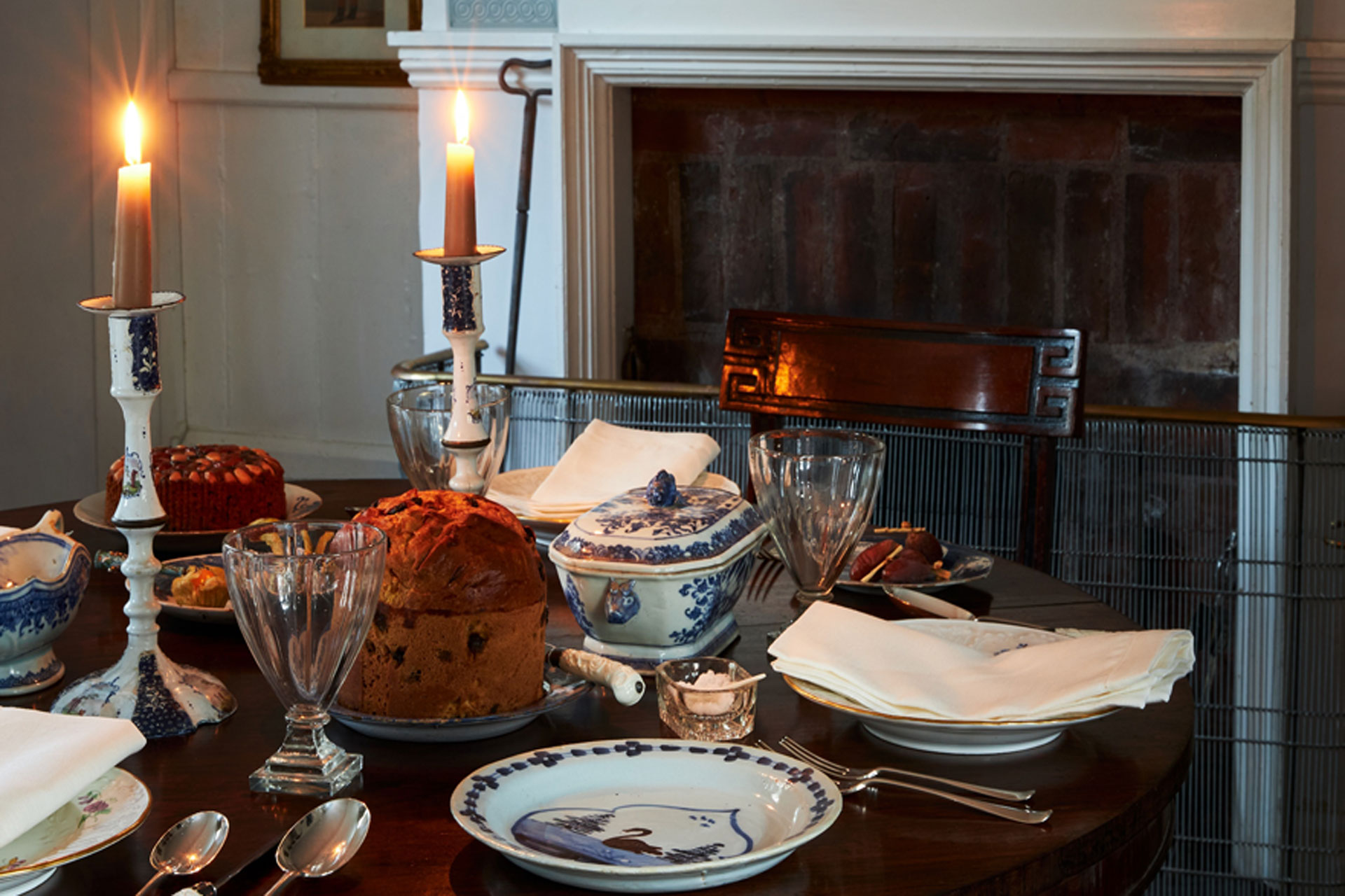 How To Decorate Using Antiques This Christmas