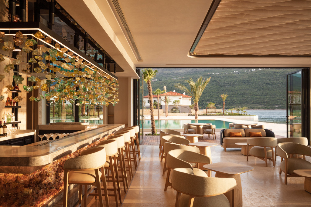 one&only pool bar 
