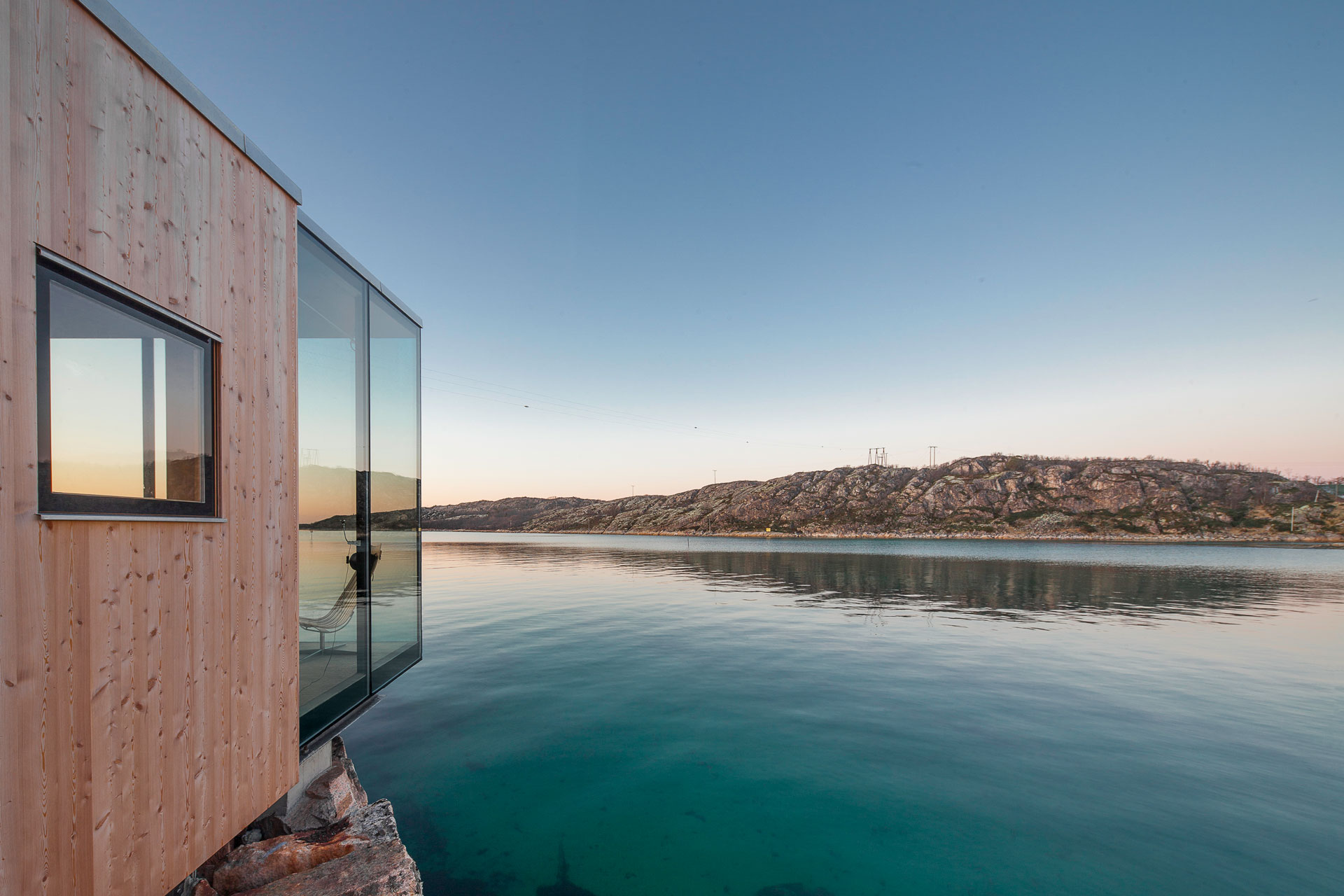 a wooden cabin overlooks a Norwegian lake Manhaussen Hotel