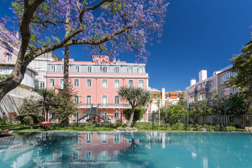 Palácio Príncipe Real, Lisbon exterior and pool
