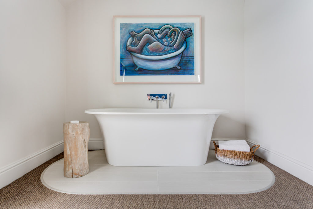 Freestanding bath