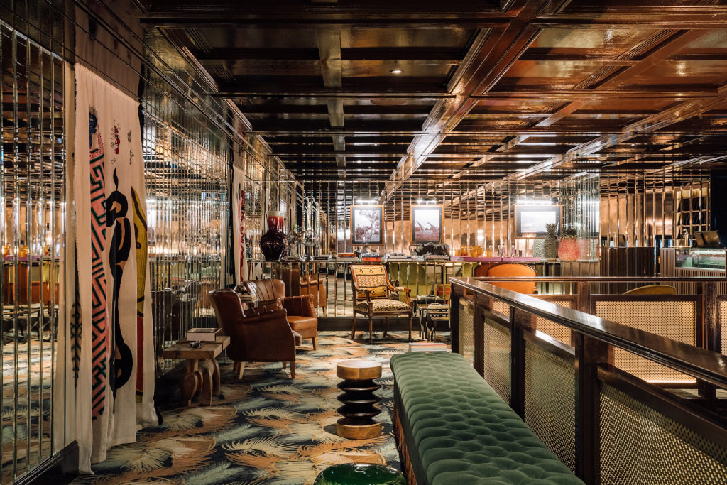 Mirrored bar