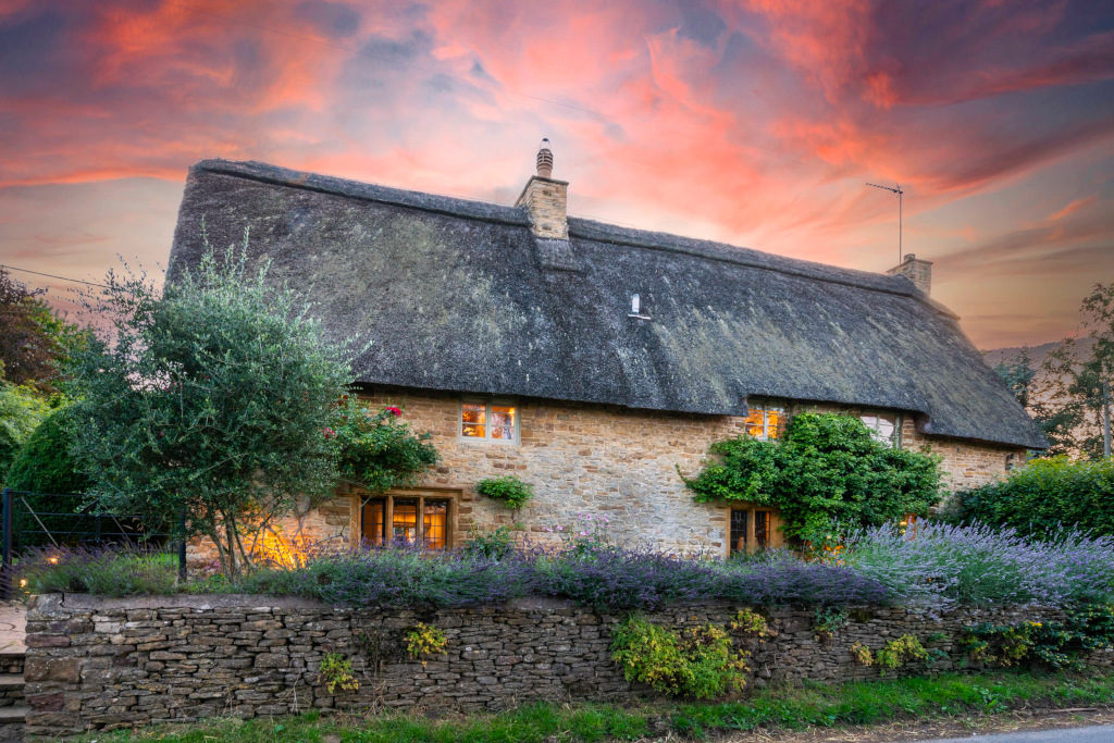 cosy oxfordshire cottage with red sky