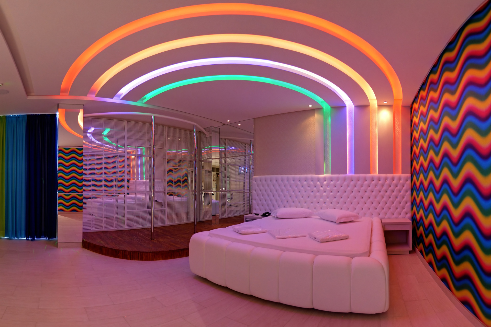 Grand Motel Dubai, Luxo 54 - Suíte Arco-íris. Courtesy of Grand Motel Dubai