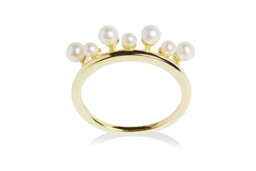 Gold ring with crown of pearls