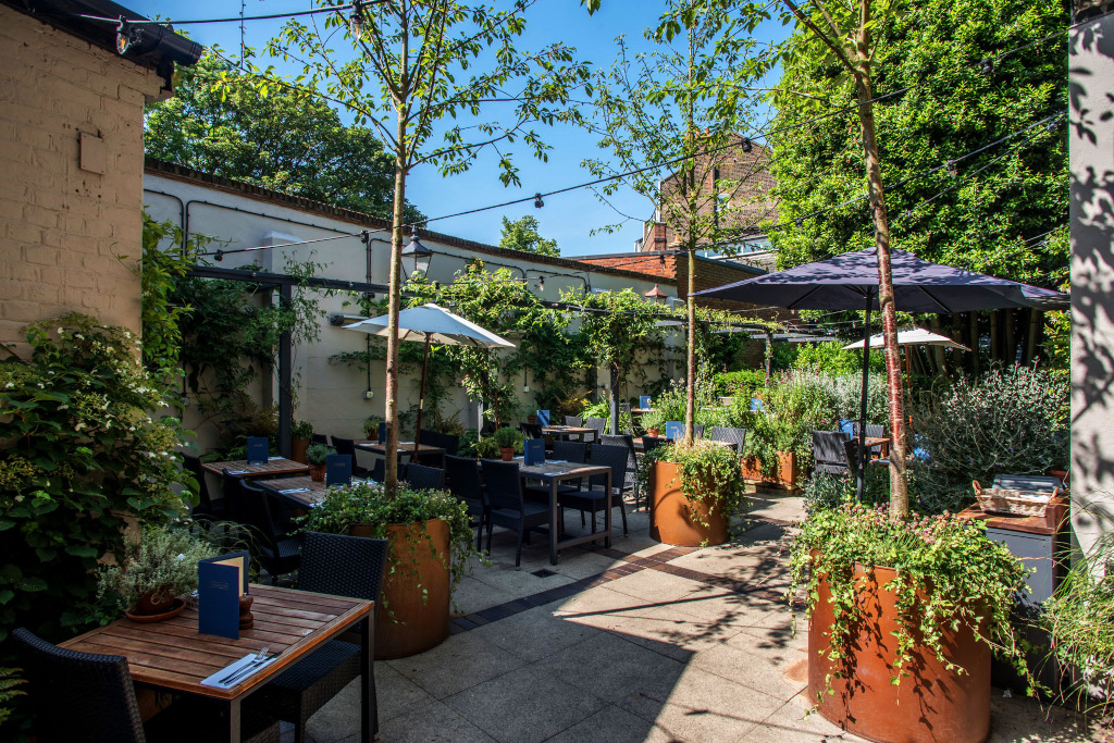 The gatehouse pub garden