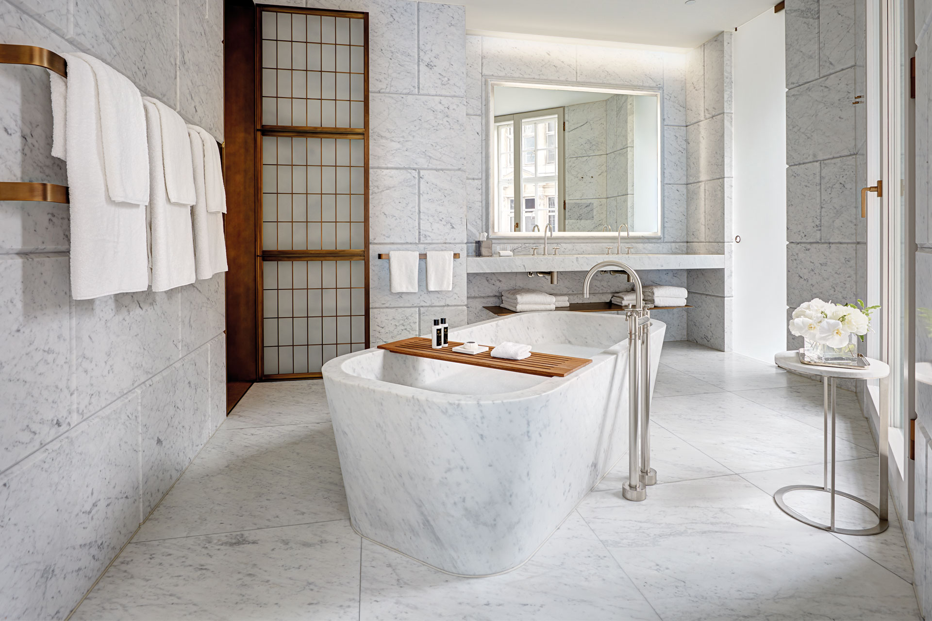 Freestanding bath tub