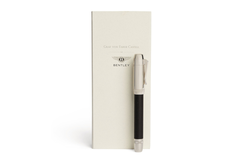 Fountain pen with white case