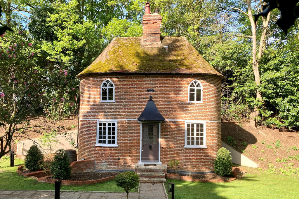 cosy cute cottage red brick house surrounded by greenery hadleigh road higham suffolk
