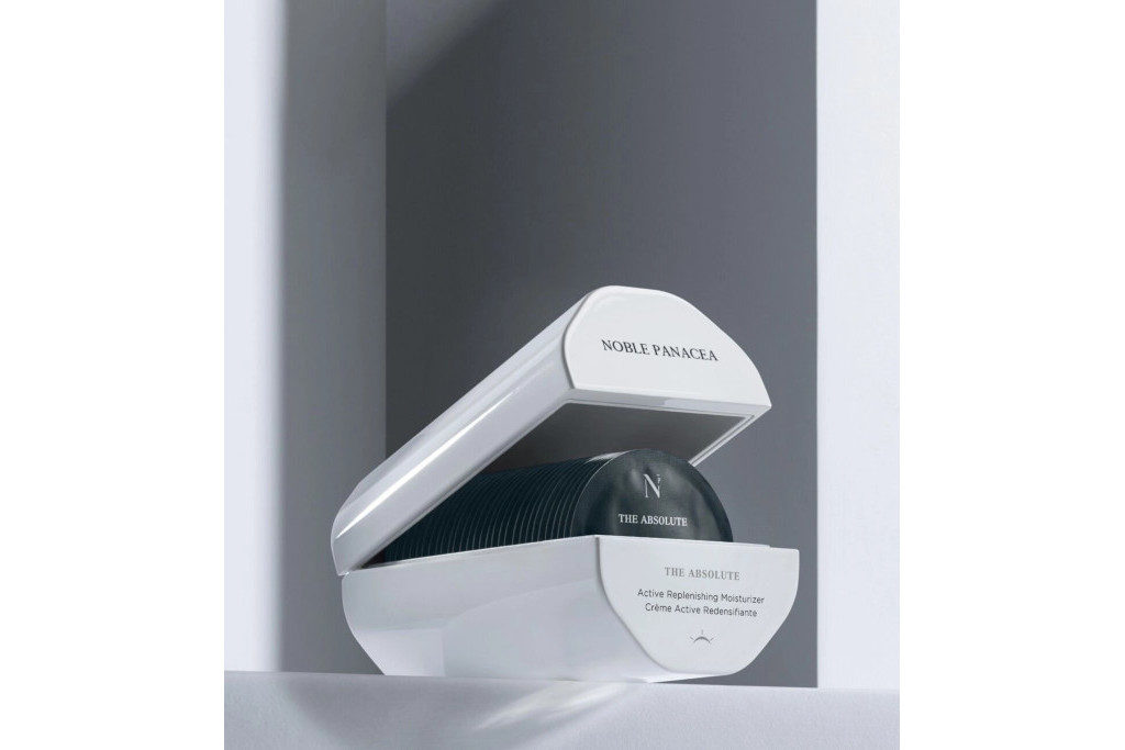 White box with moisturising crean sachets