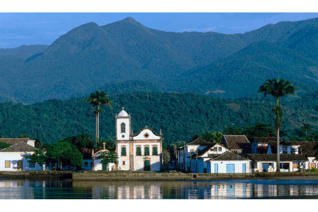 Parato view of houses on coast and mountain behind