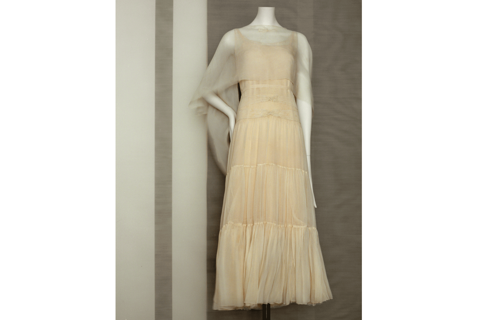 Evening dressSpring-summer 1930Silk satin with insertsParis,Patrimoinede Chanel© Julien T. Hamon