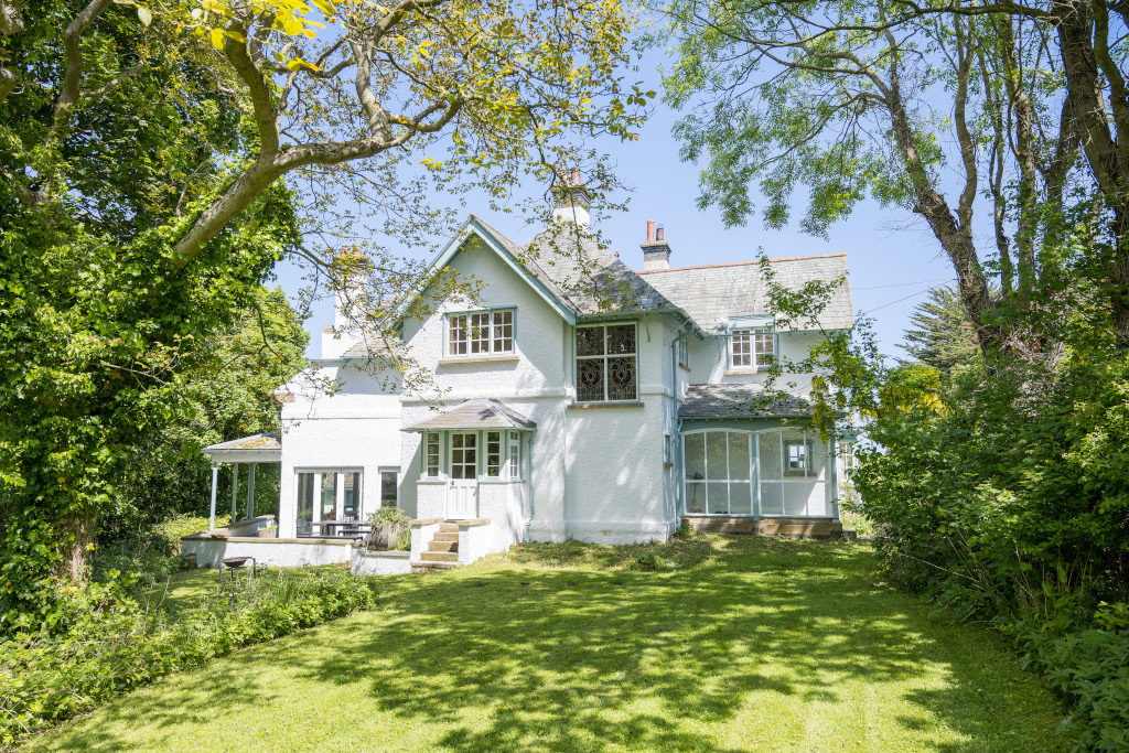 white countryside house exterior in north yorkshire