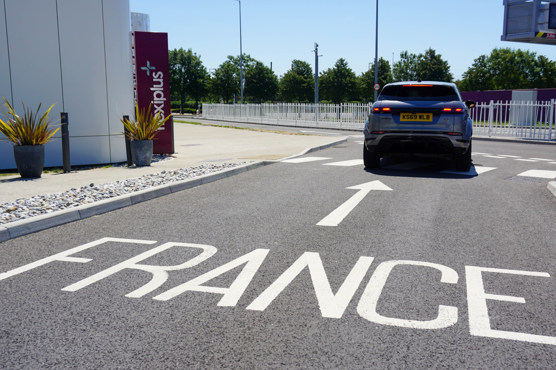 sign to france on road