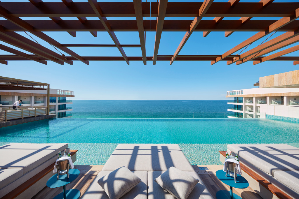 Mandarin Oriental Jumeirah, Dubai infinity pool overlooking sea