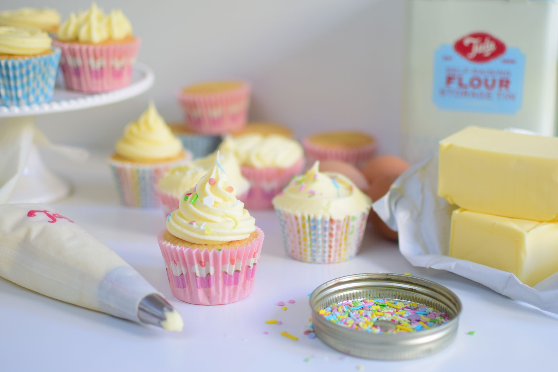 Recipe: Easy Vanilla Cupcakes