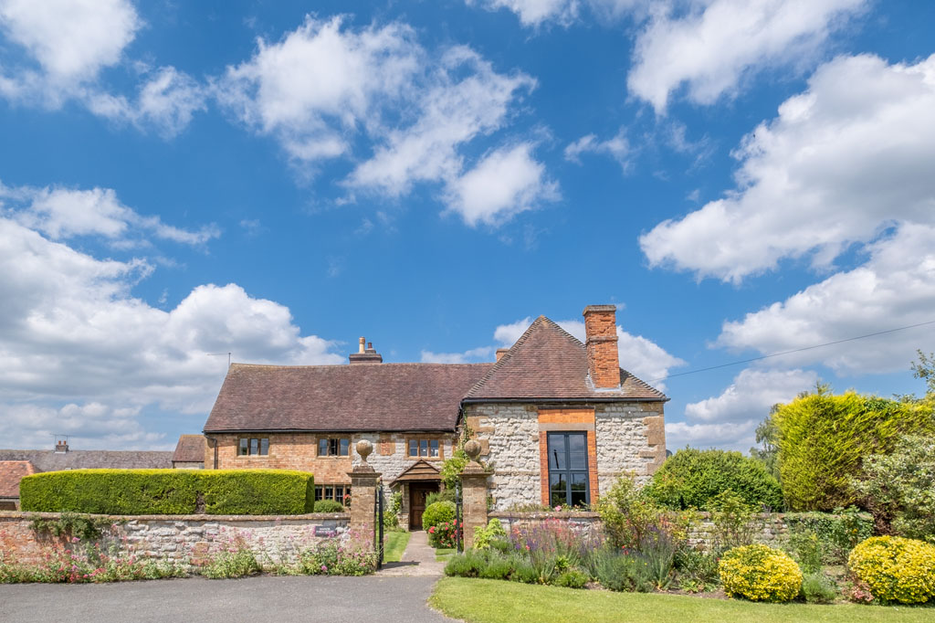 farmhouse in warwickshire on sunny day