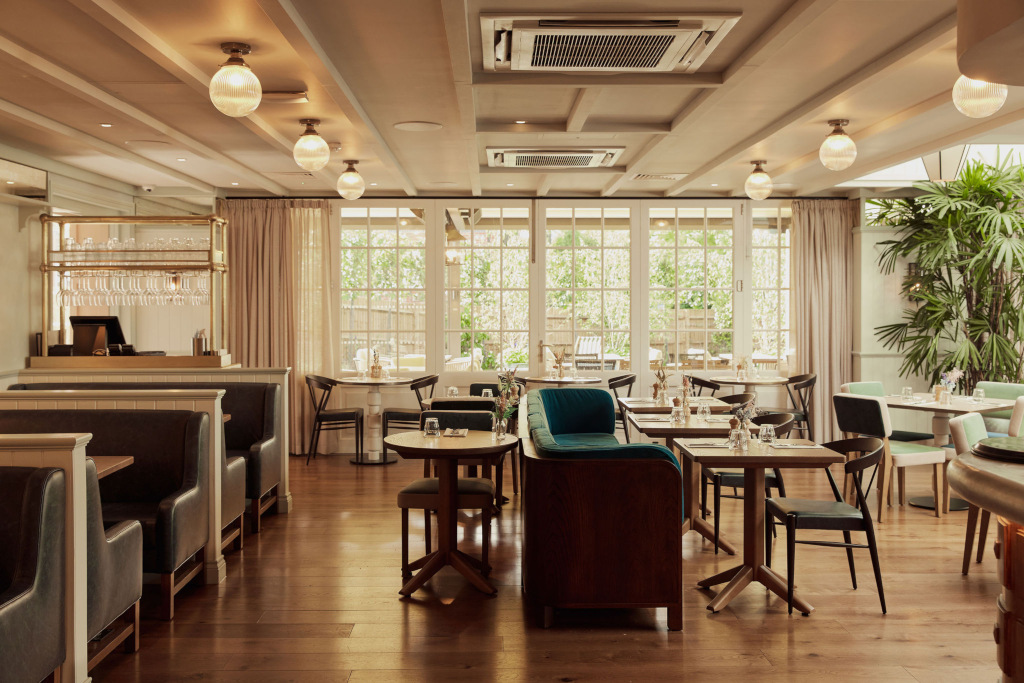 spacious and bright dining space restaurant at the georgian coppa club haslemere 