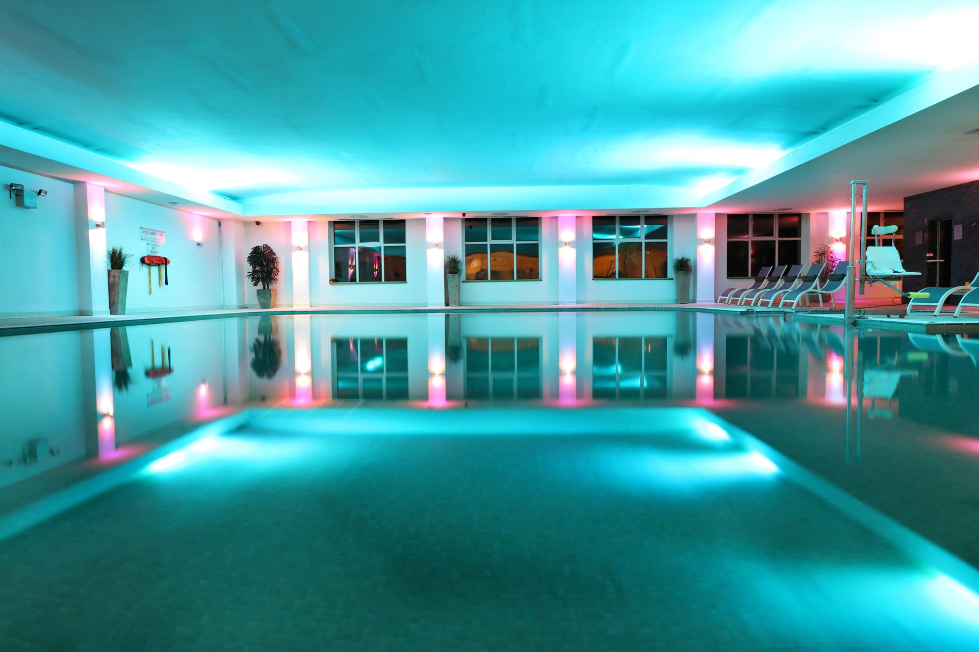 The spa pool with blue and pink lighting