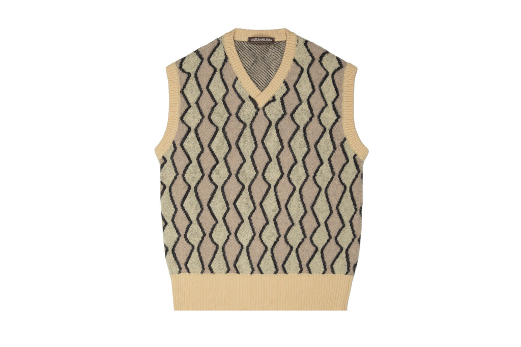 Neatrual coloured sweater vest with wavy pattern