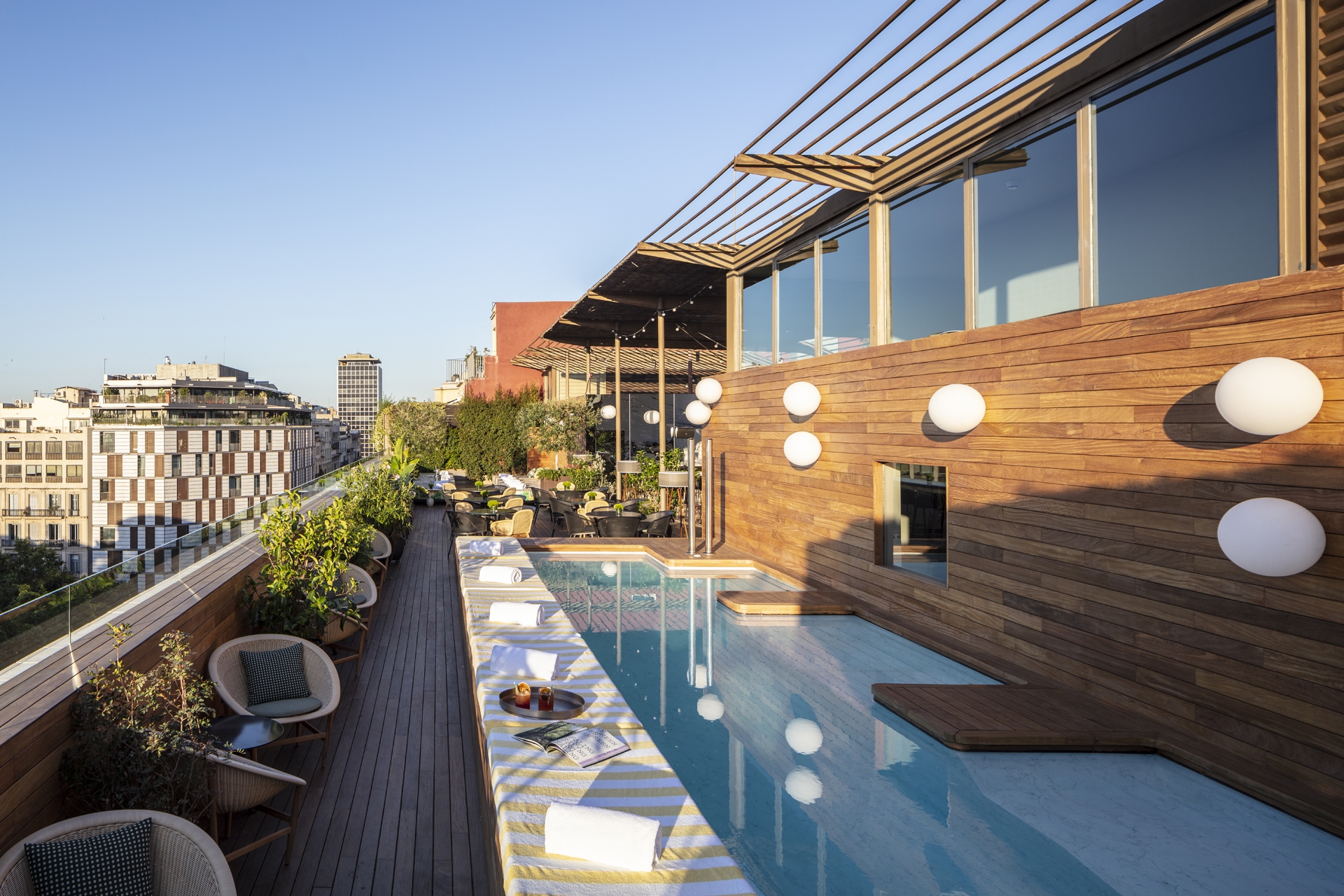 REVIEW: Sir Victor, Barcelona