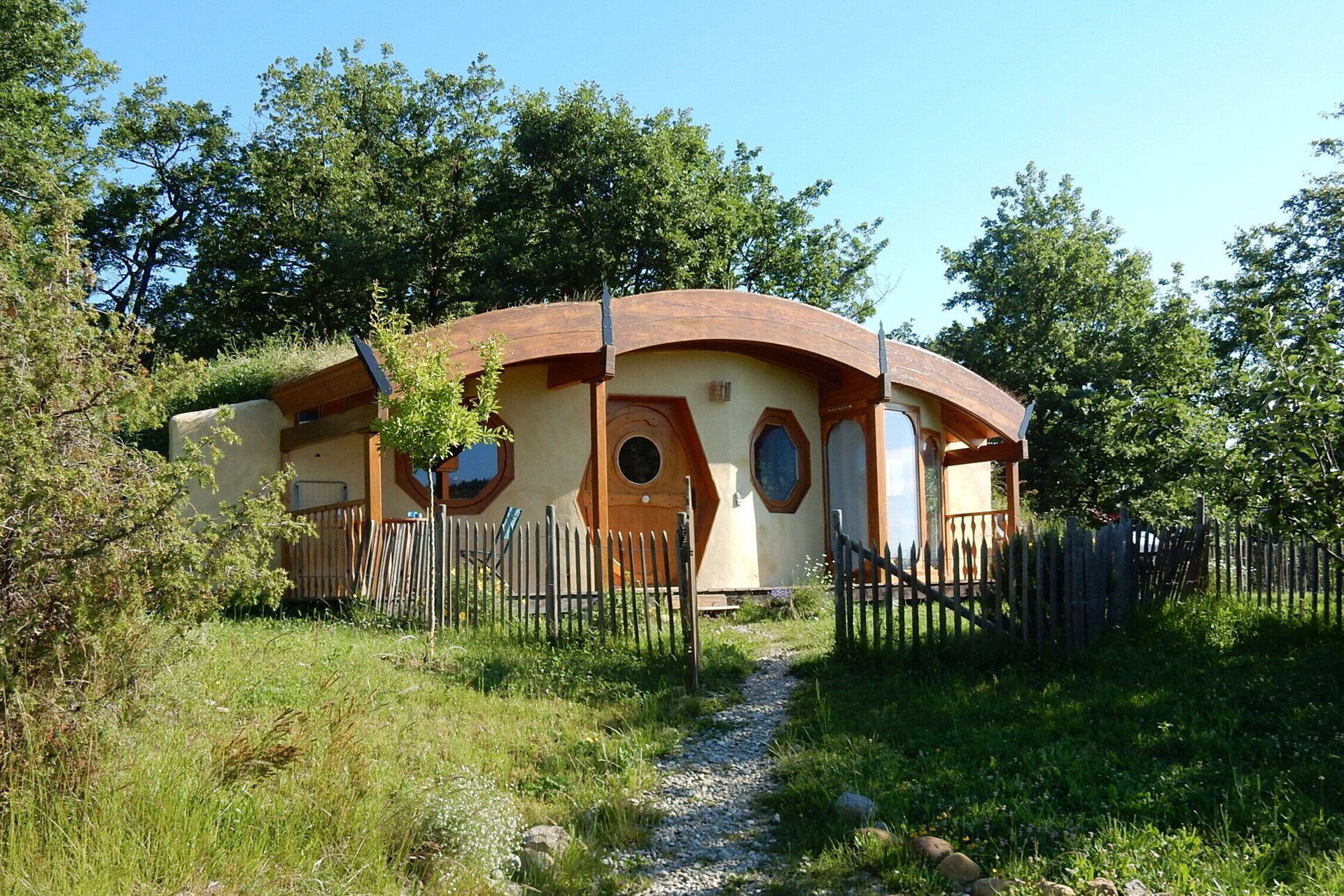 Fount de Cousteno hobbit holiday home in Limbrassac, France