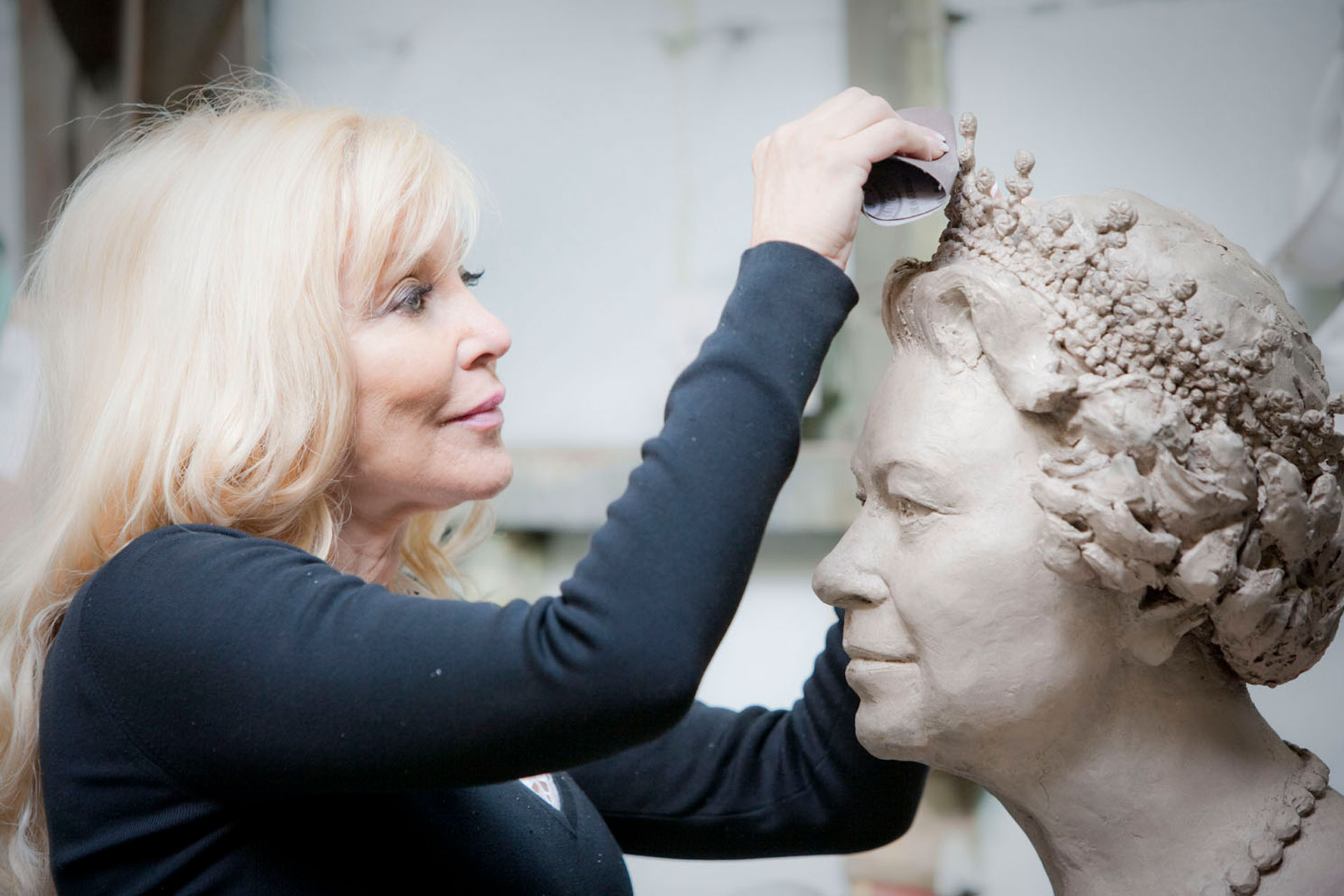 Frances Segelman sculpting HM The Queen, photo by Phil Starling