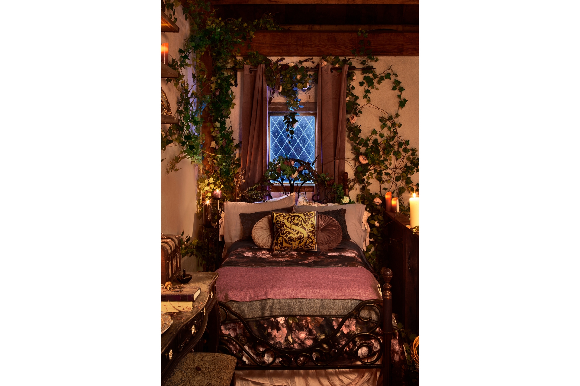 Hocus Pocus Airbnb - Purple Bed