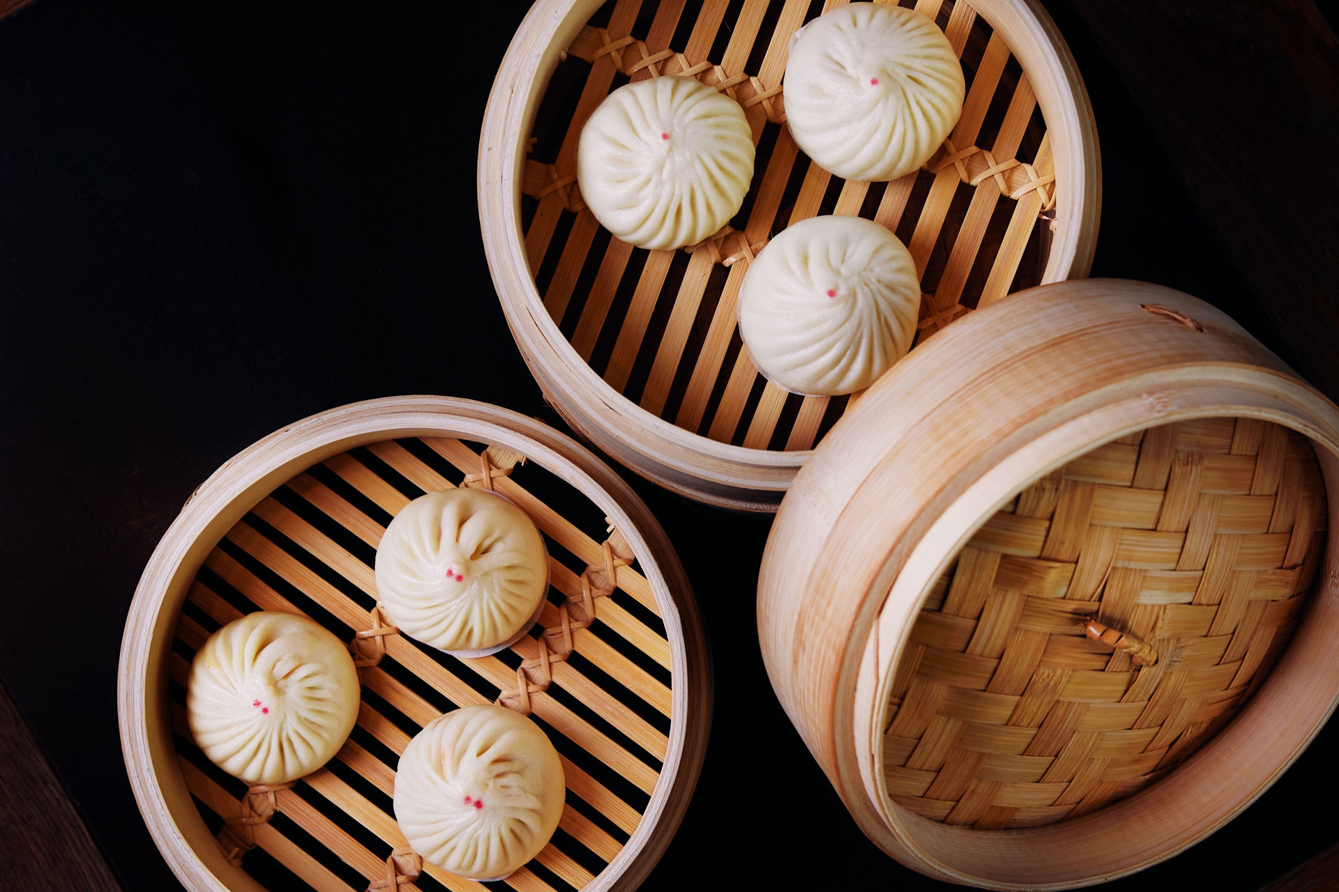 Dumplings in traditional steam baskets 