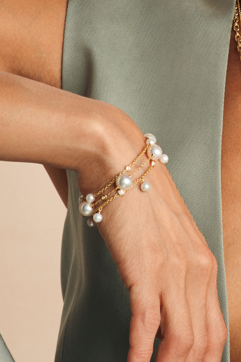 Hand with pearl bracelet