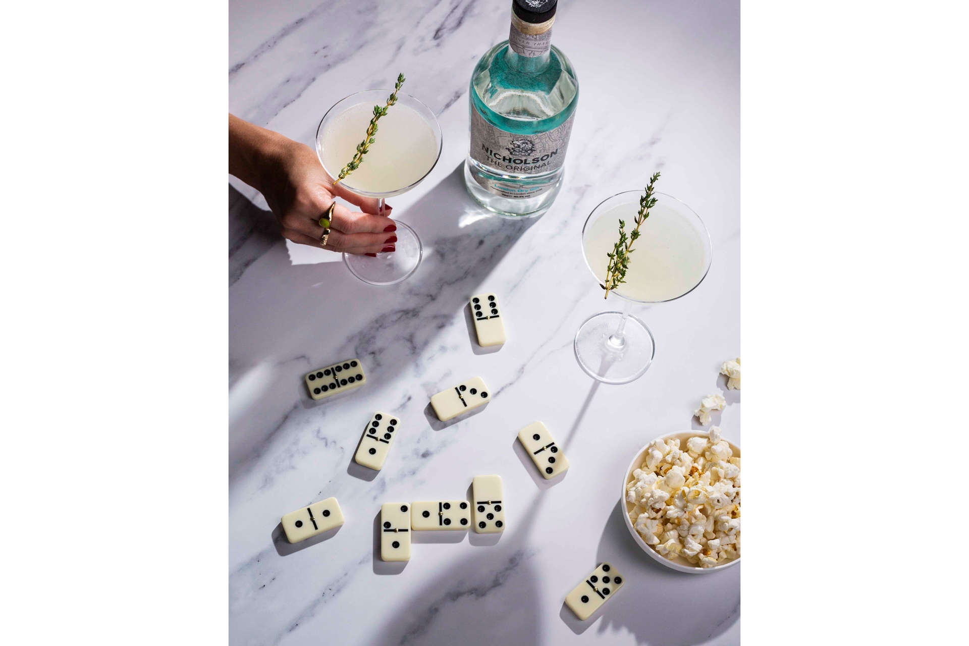 Gin cocktails with popcorn and dice