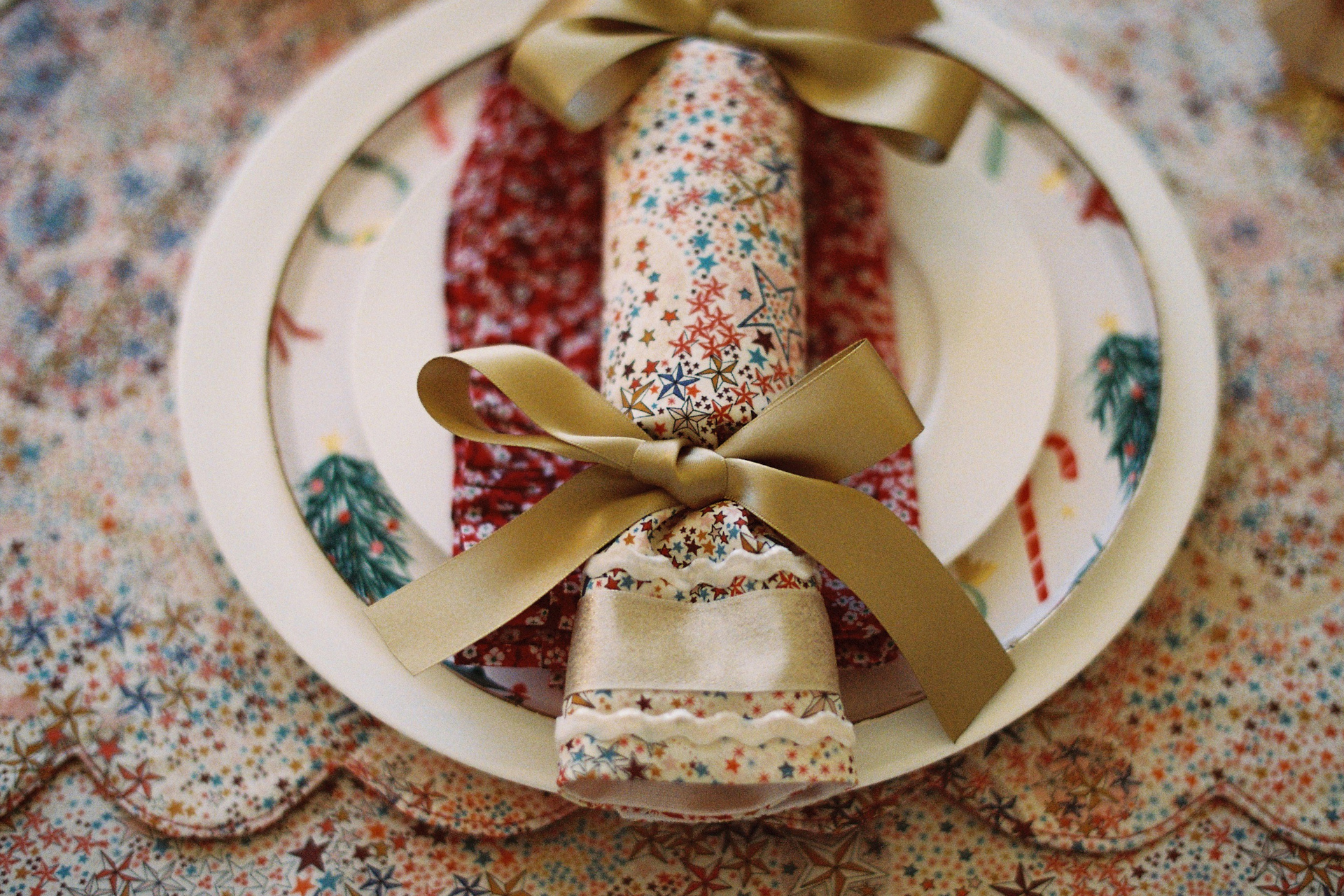 Close up of cloth cracker on a set plate