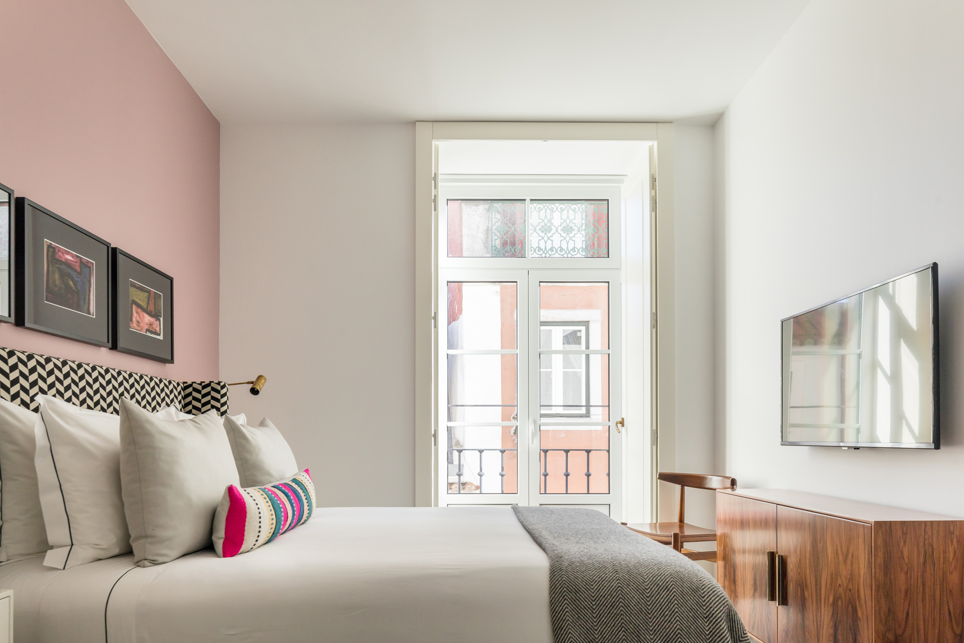 a bedroom at the lumiares hotel in lisbon