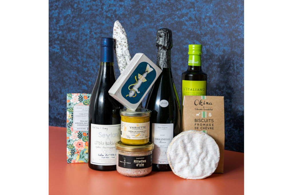 Hamper with drinks and cupboard items