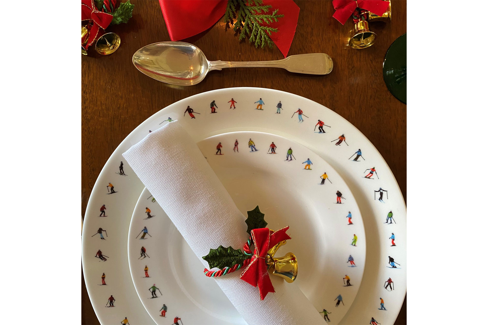 Ski plates