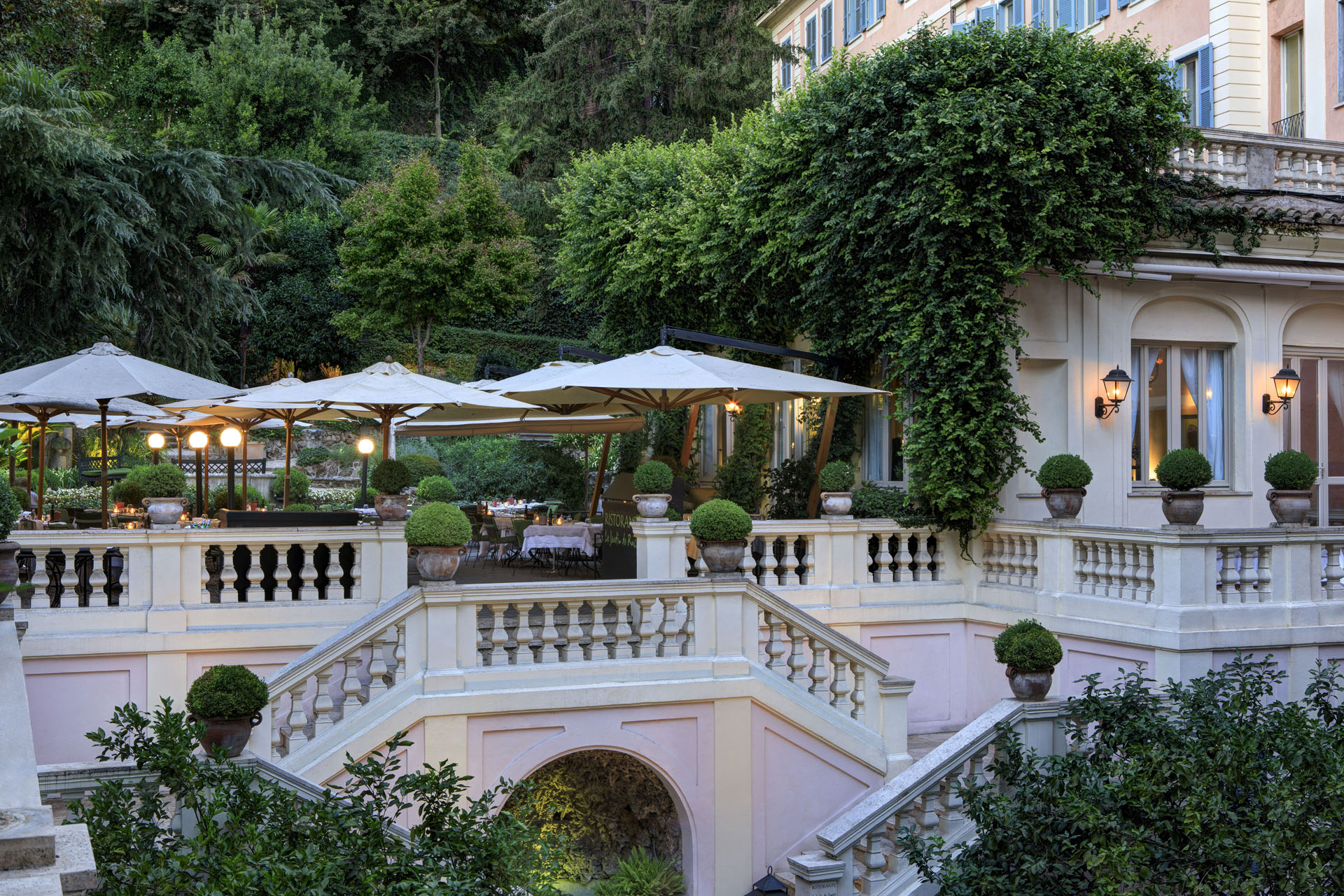 A summer terrace covered with foliage at Hotel de Russie