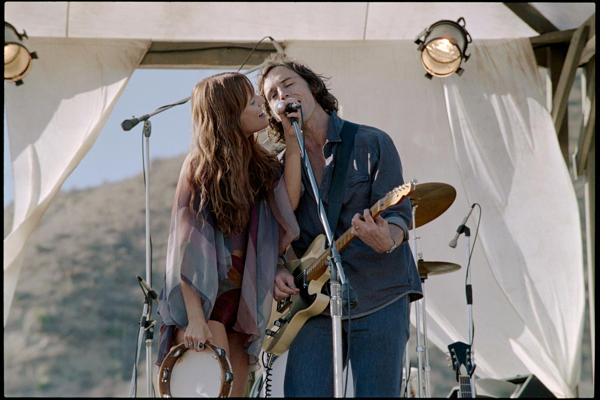 daisy and billy singing onstage in Daisy Jones and The Six