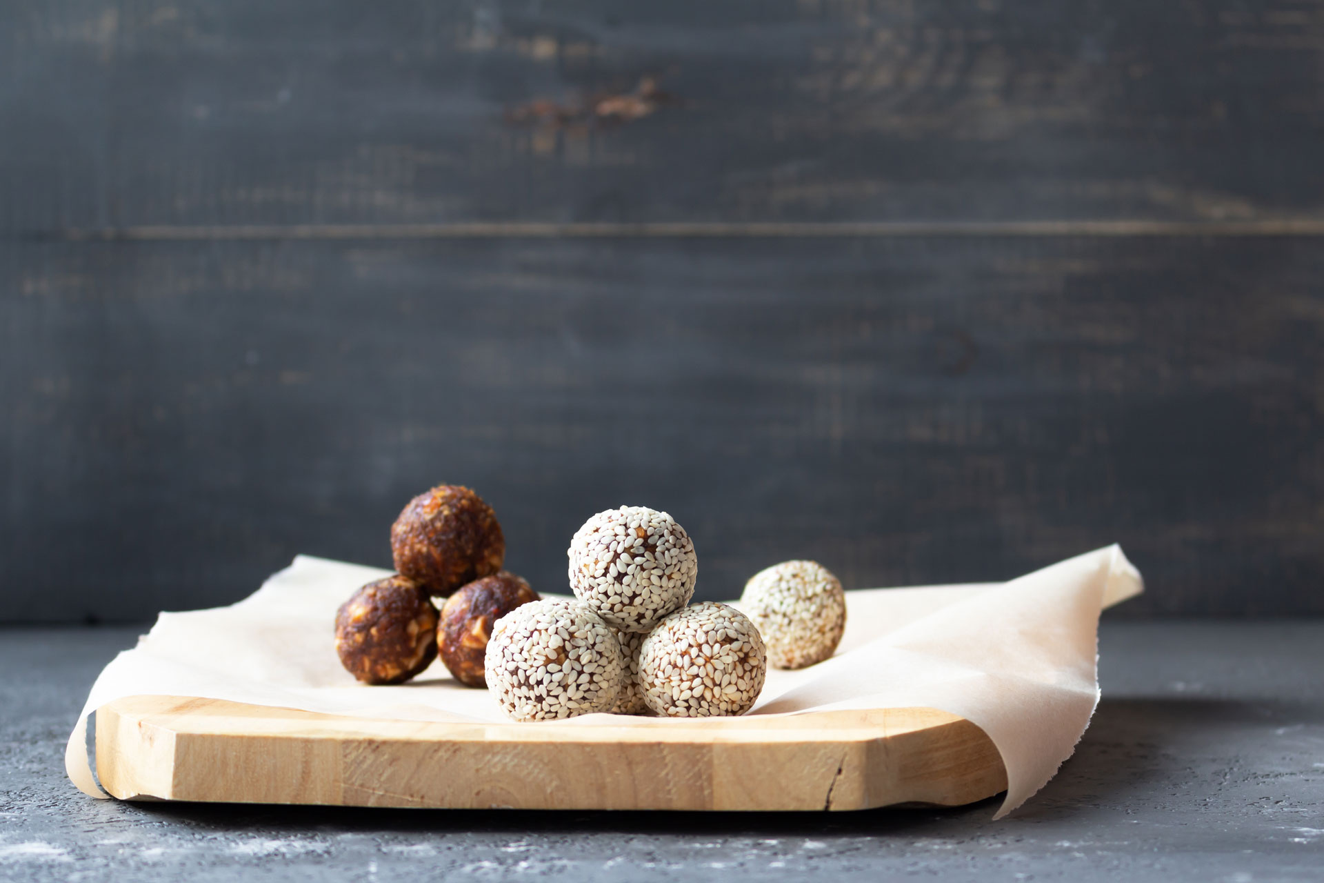 Energy balls with sesame seeds