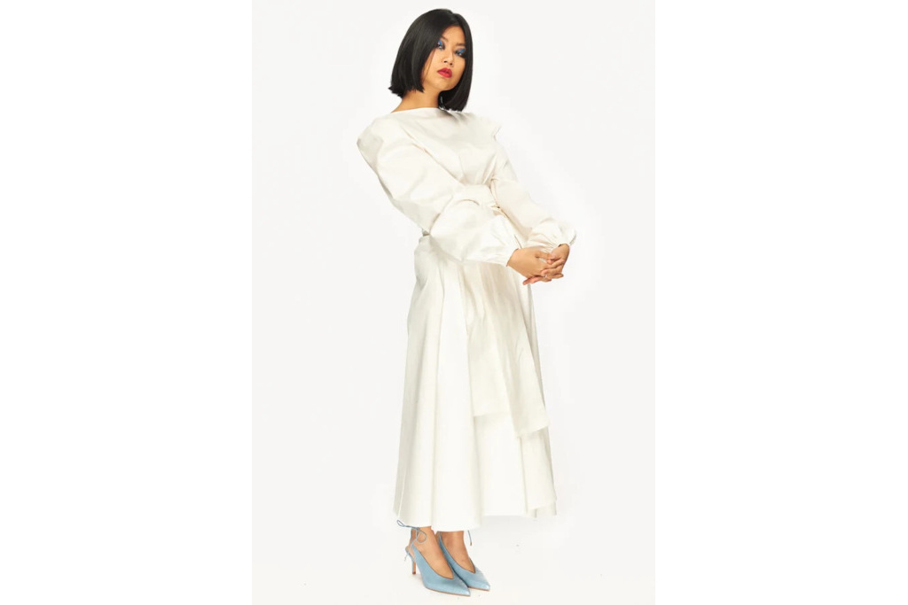 Woman ivory puff sleeve dress